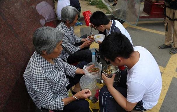 标题：预制菜进校园后，校门口挤满送饭家长