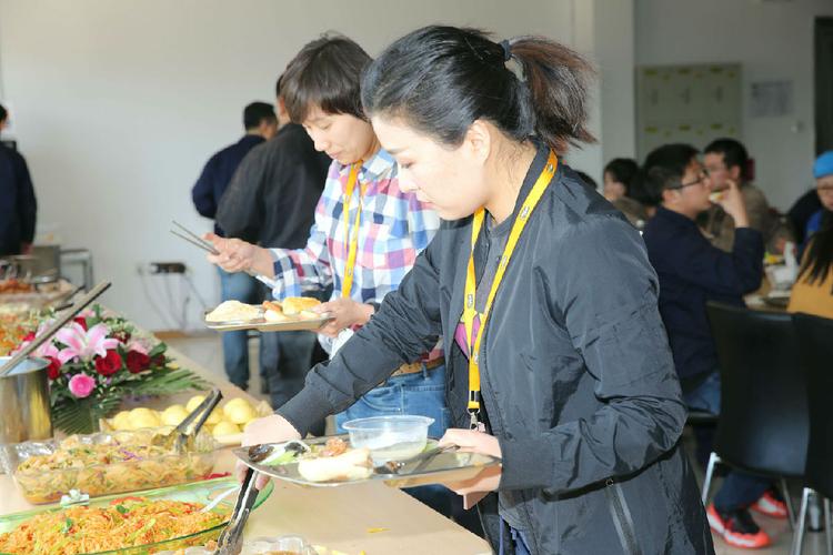 标题：食堂承包的挑战与机遇如何把握