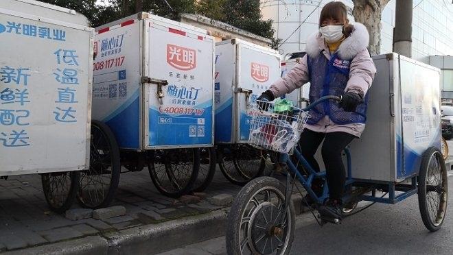 标题：从送奶到户跨界生鲜配送，乳企抢占“宅经济”风口